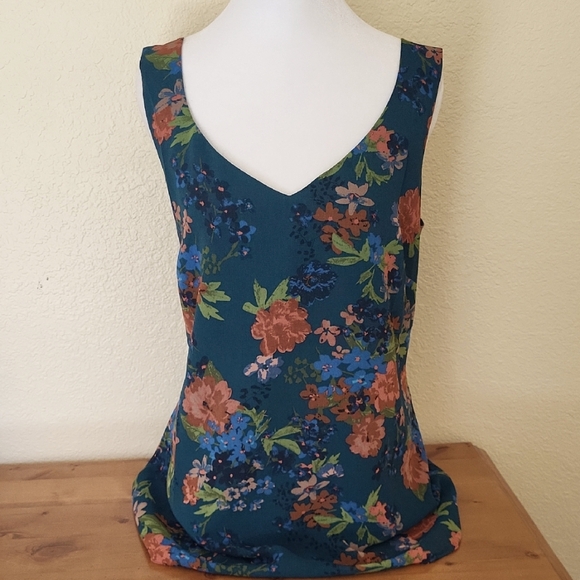 CAbi Tops - CABI 3449 Floral Sleeveless Women's Tank